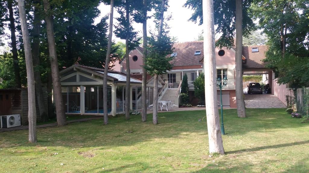 Taman di luar Rose Garden Studio