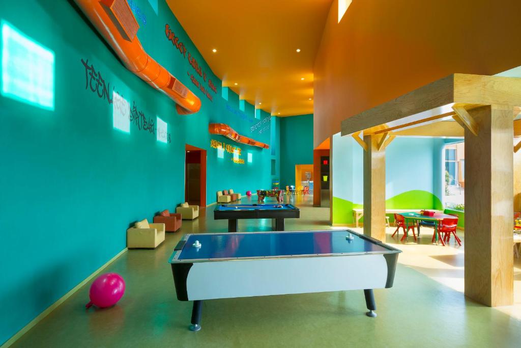 Instalaciones para jugar al ping pong en Hard Rock Hotel Cancun - All Inclusive o alrededores
