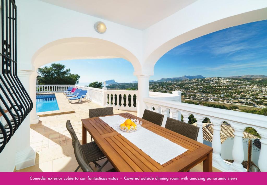 モライラにあるBook It Villa Attias Morairaの市街の景色を望むバルコニー(テーブル付)