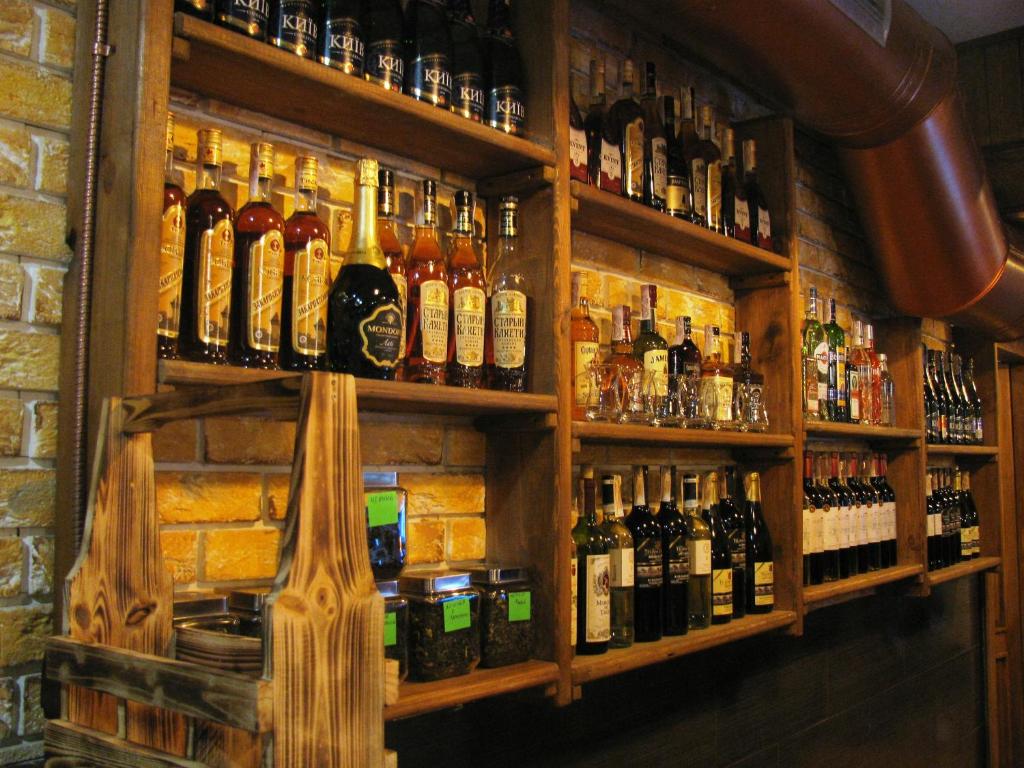 um bar com muitas garrafas de álcool nas prateleiras em Almaz-Plus em Poltava