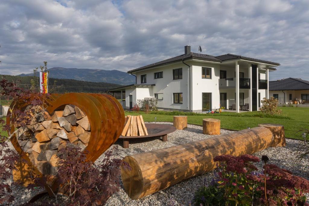 a wooden barrel and a bench in front of a house at NATURpur 4613 in Baldramsdorf