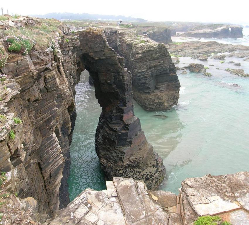 バレイロスにあるLugomarの水中の岩のアーチ