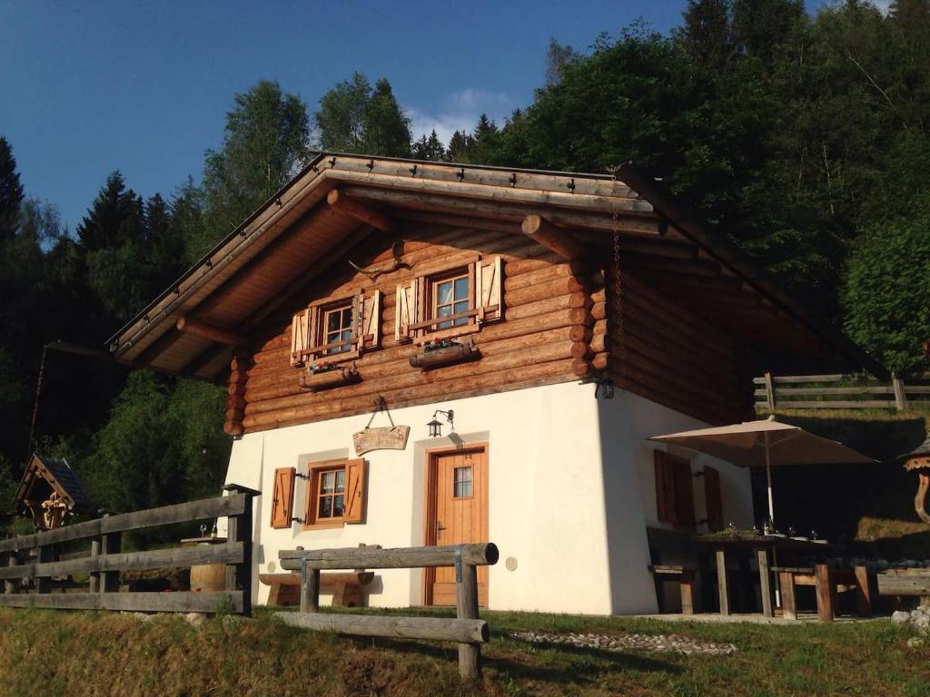 een klein huis met een houten dak bij Baita del Nonno dei Pitoi in Bedollo