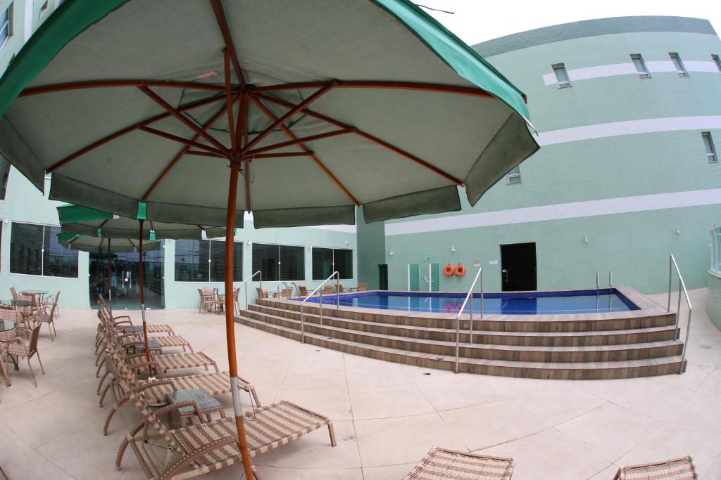 A piscina localizada em Real Classic Bahia Hotel ou nos arredores