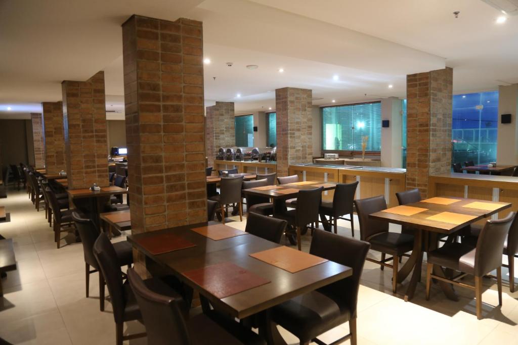 Um restaurante ou outro lugar para comer em Real Classic Bahia Hotel