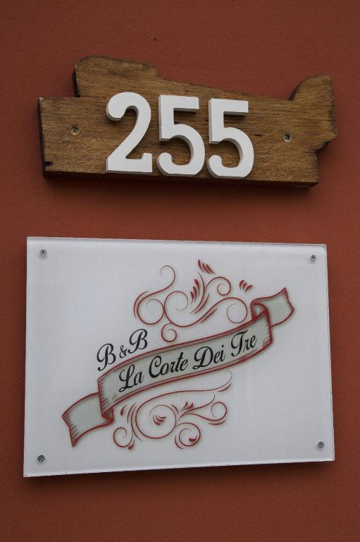 a sign on a wall with a on it at La corte dei tre in Torre del Lago Puccini