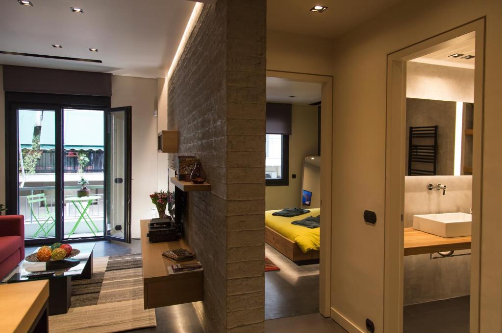 Posteľ alebo postele v izbe v ubytovaní BRAND NEW 2018 LUXURY APARTMENT 10' MINUTES WALK FROM ACROPOLIS AND 6 FROM METRO