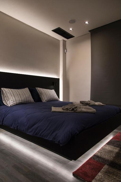 Posteľ alebo postele v izbe v ubytovaní BRAND NEW 2018 LUXURY APARTMENT 10' MINUTES WALK FROM ACROPOLIS AND 6 FROM METRO