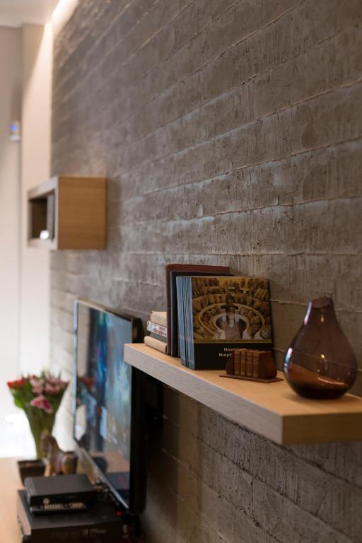 Televízia a/alebo spoločenská miestnosť v ubytovaní BRAND NEW 2018 LUXURY APARTMENT 10' MINUTES WALK FROM ACROPOLIS AND 6 FROM METRO