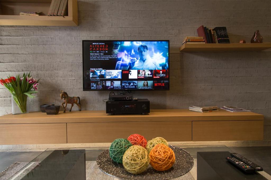 Televízia a/alebo spoločenská miestnosť v ubytovaní BRAND NEW 2018 LUXURY APARTMENT 10' MINUTES WALK FROM ACROPOLIS AND 6 FROM METRO