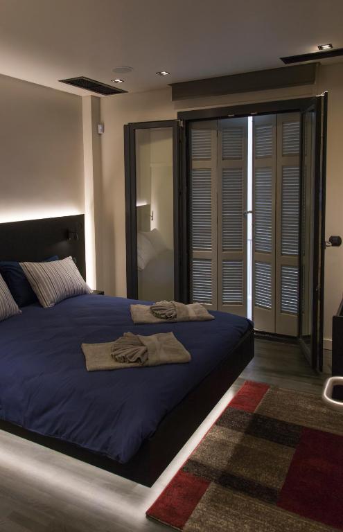 Posteľ alebo postele v izbe v ubytovaní BRAND NEW 2018 LUXURY APARTMENT 10' MINUTES WALK FROM ACROPOLIS AND 6 FROM METRO