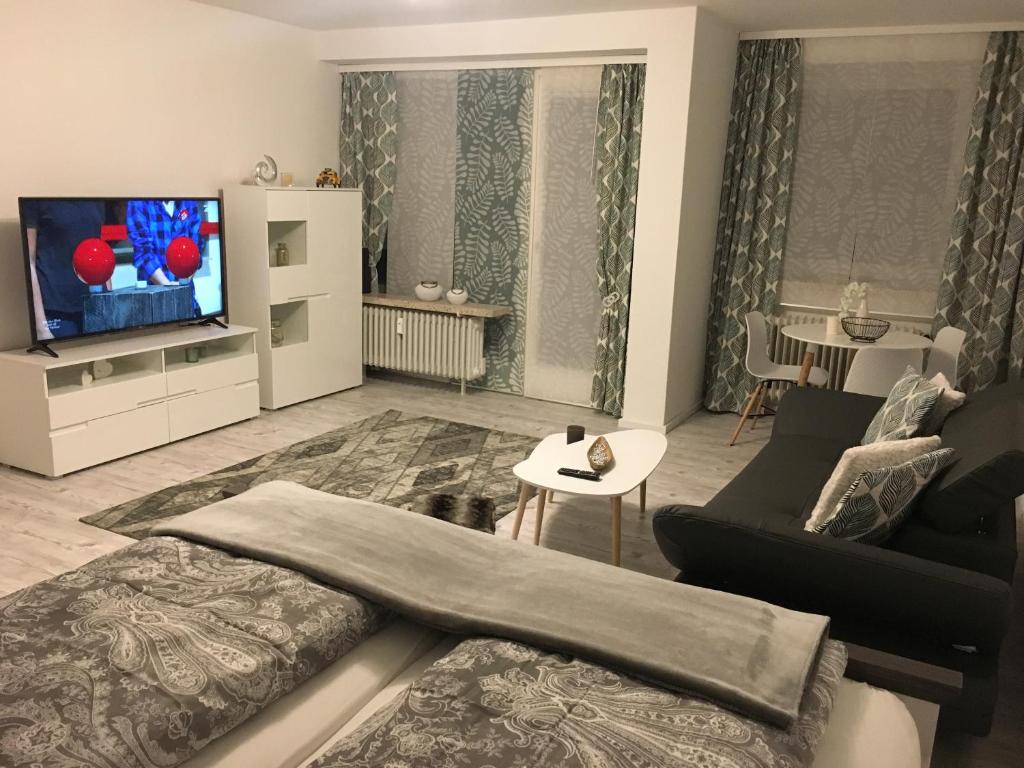 バート・ハルツブルクにあるFerienwohnung Universのベッドとテレビのあるリビングルーム