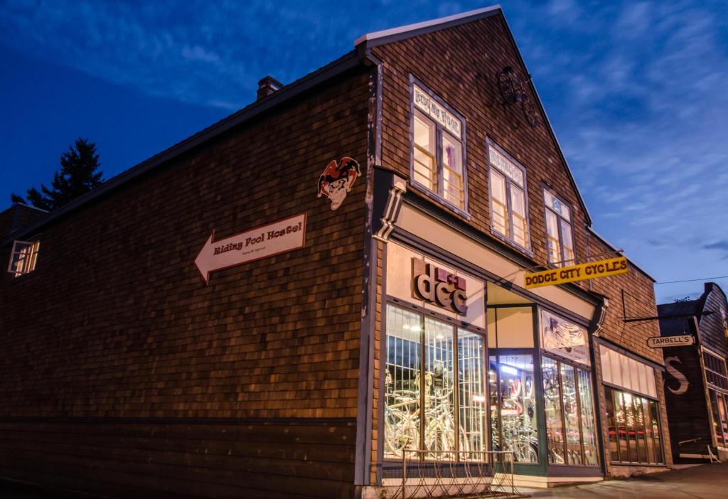 una tienda frente a un edificio de ladrillo por la noche en Riding Fool Accommodation, en Cumberland