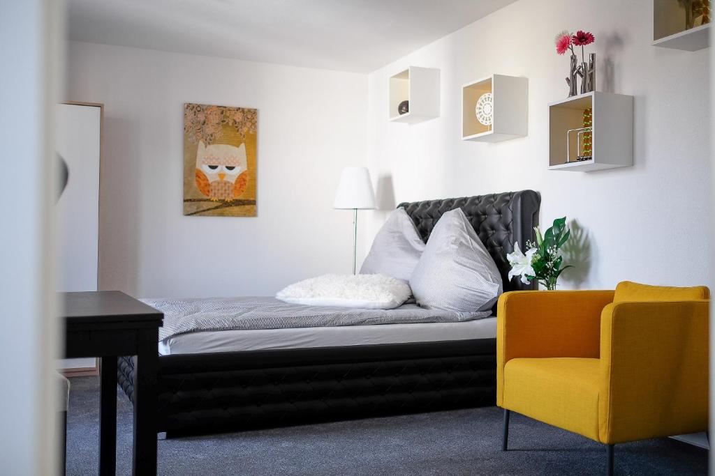 レラハにあるFerienwohnung Ewaのベッドルーム1室(ベッド1台、黄色い椅子付)