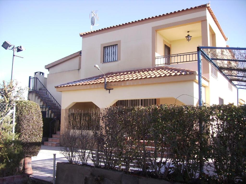 une maison blanche avec une clôture devant elle dans l'établissement Casa Akay, à Zorita