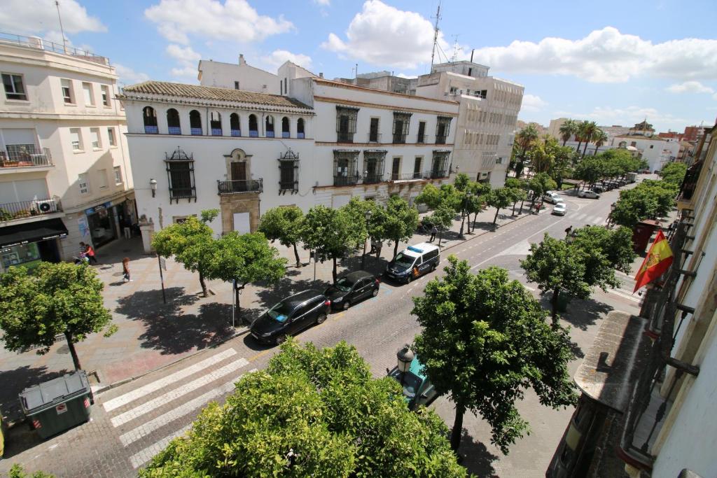 una vista aérea de una calle de la ciudad con coches y árboles en Apartamentos Deluxe Calle Corredera, en Jerez de la Frontera