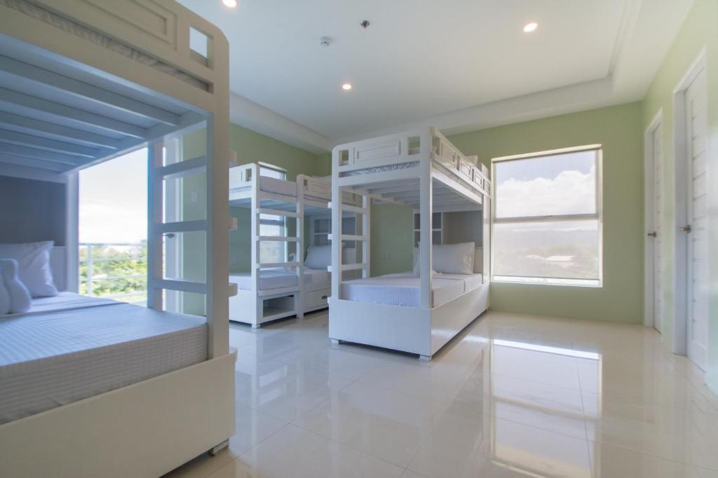 1 dormitorio con literas y ventana grande en Shore Time Dormitel, en Boracay