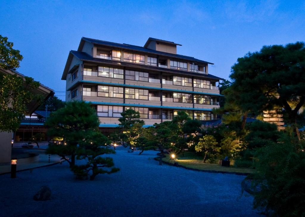 un gran edificio con árboles delante de él en Kaike Fuga, en Yonago
