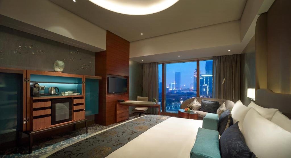 Postel nebo postele na pokoji v ubytování Shangri-La Tianjin