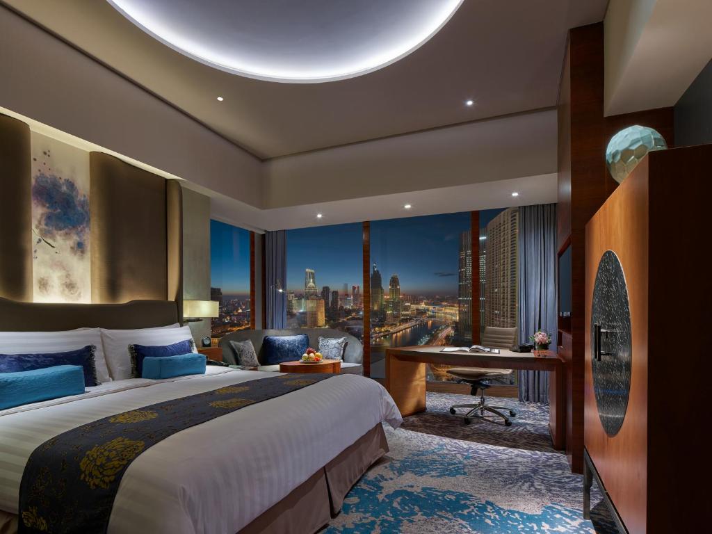 Postel nebo postele na pokoji v ubytování Shangri-La Tianjin