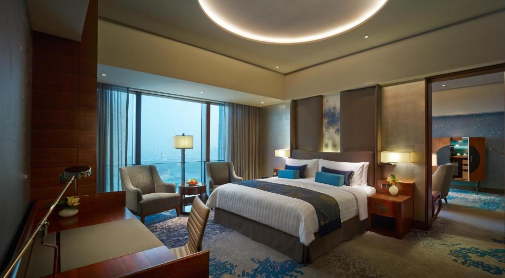 Postel nebo postele na pokoji v ubytování Shangri-La Tianjin