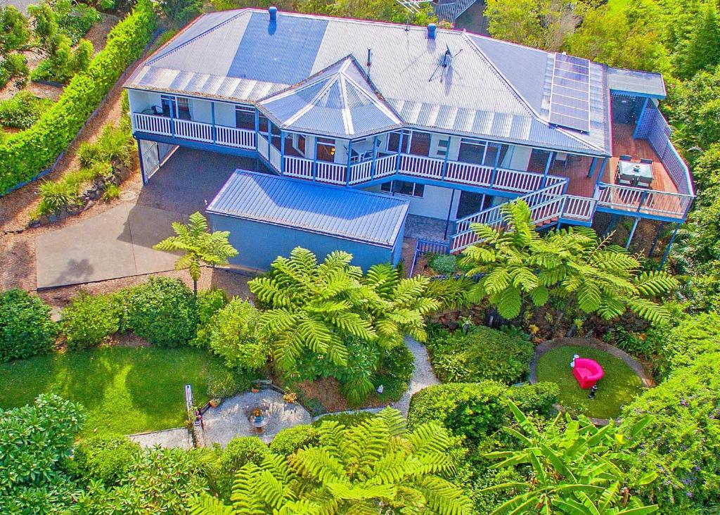 - une vue aérienne sur une grande maison bleue dans l'établissement CLOUD 9 - Cliff Top Eagle Heights, à Mount Tamborine