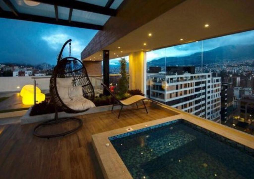 balcón con hamaca y vistas a la ciudad en Luxury suite in Quito, en Quito