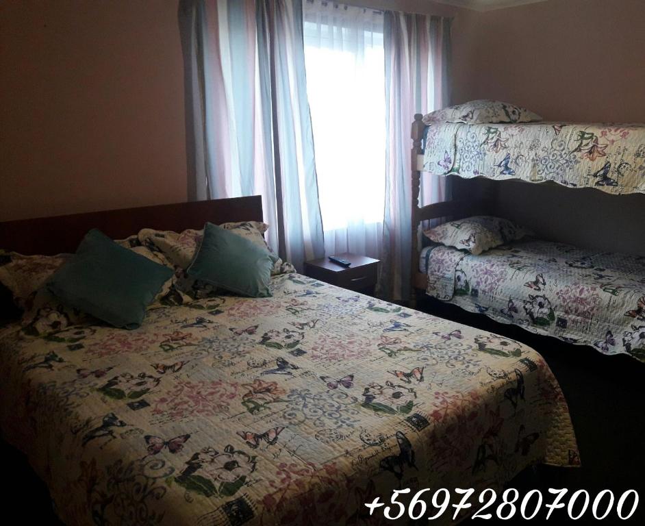 Postel nebo postele na pokoji v ubytování Hostal Torres del Paine 2
