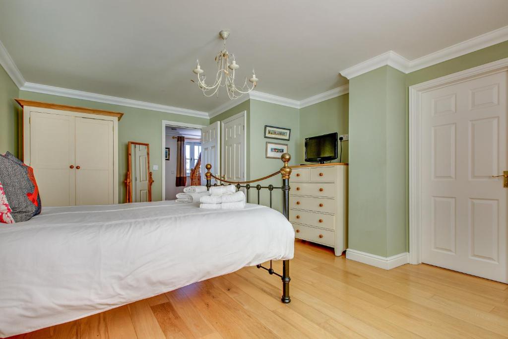 Кровать или кровати в номере Tolly House