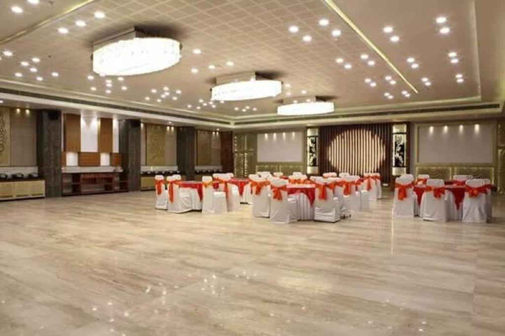 Restaurace v ubytování SilverCloud Hotel and Banquets