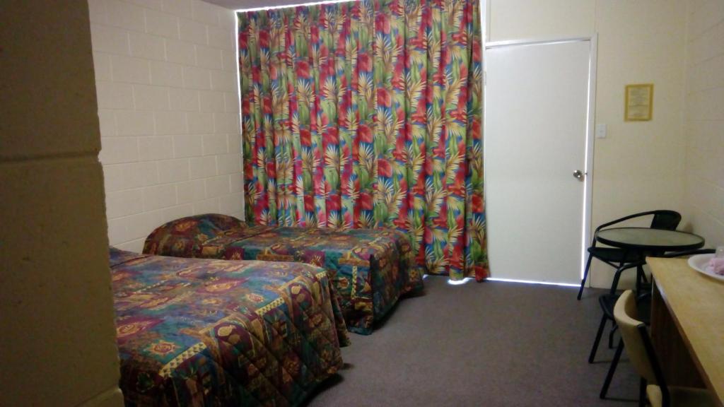En eller flere senge i et værelse på The Islands Inn Motel