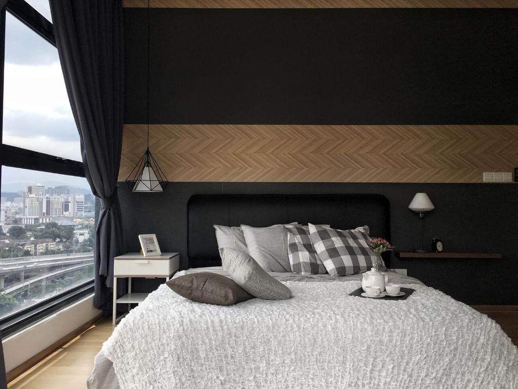 Pinnacle Tower Apartment Stay by Feel Suites tesisinde bir odada yatak veya yataklar