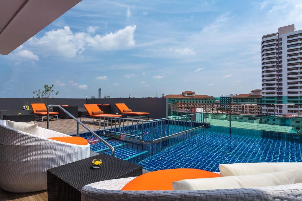 สระว่ายน้ำที่อยู่ใกล้ ๆ หรือใน Nova Express Pattaya Hotel
