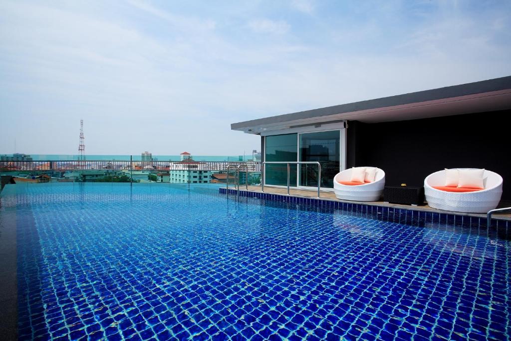 Bazén v ubytování Nova Express Pattaya Hotel nebo v jeho okolí