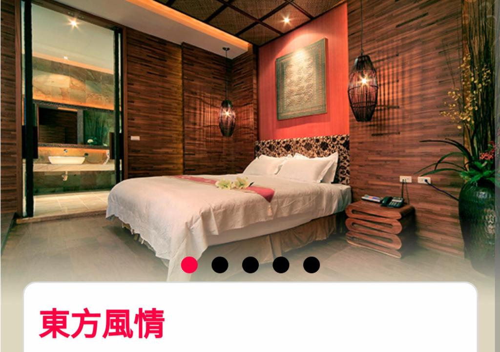 una camera con un grande letto di Water Motel a Città di Changhua