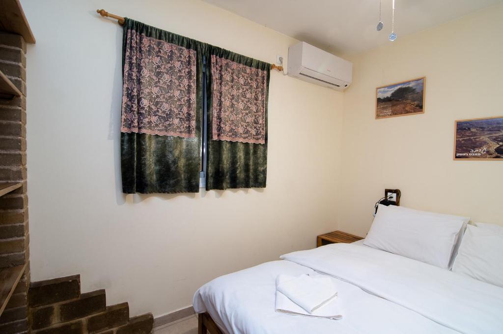 Postel nebo postele na pokoji v ubytování Desert Routes Inn Shvilim ba Midbar