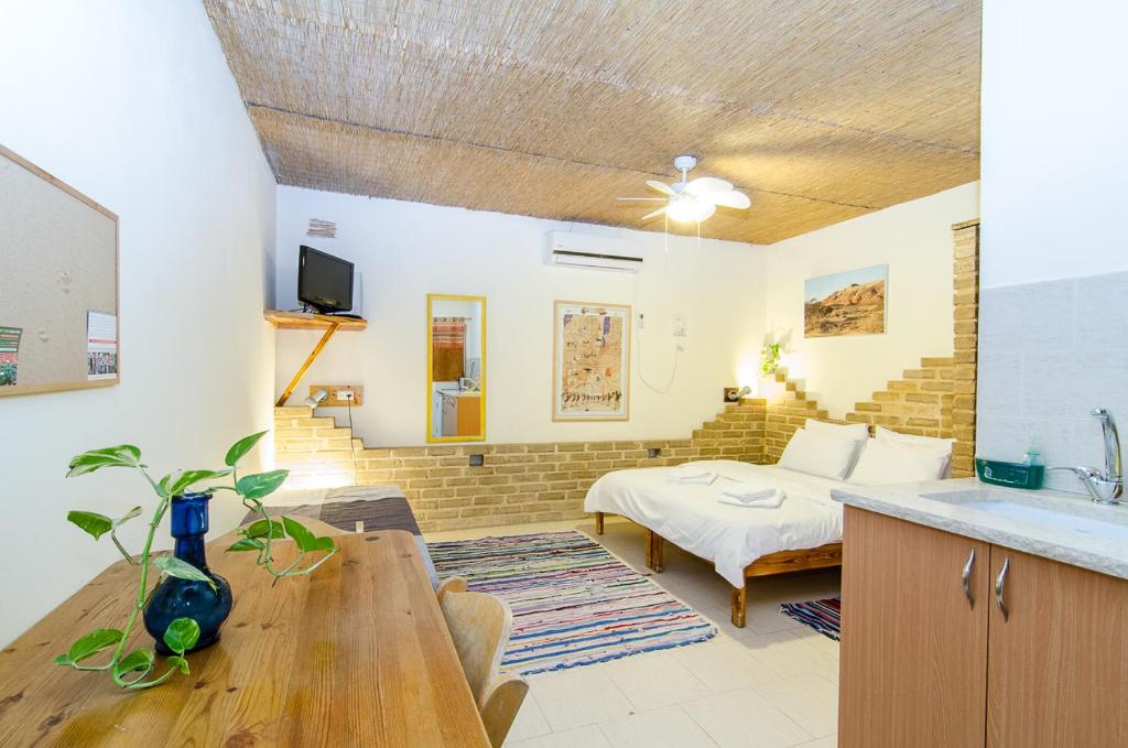 Postel nebo postele na pokoji v ubytování Desert Routes Inn Shvilim ba Midbar