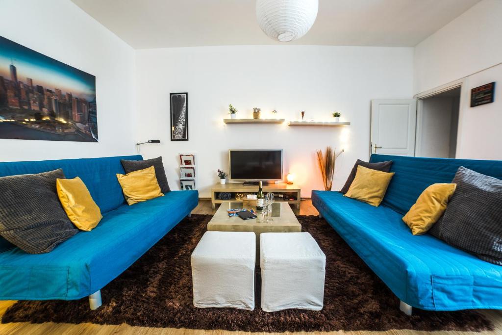 ein Wohnzimmer mit einem blauen Sofa und einem Tisch in der Unterkunft KK 314 Old Town in Lublin
