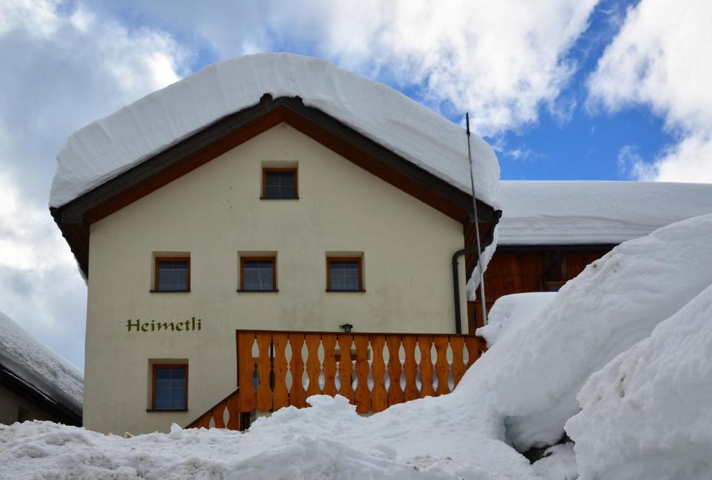 ザムナウンにあるHeimetliの雪に覆われた家