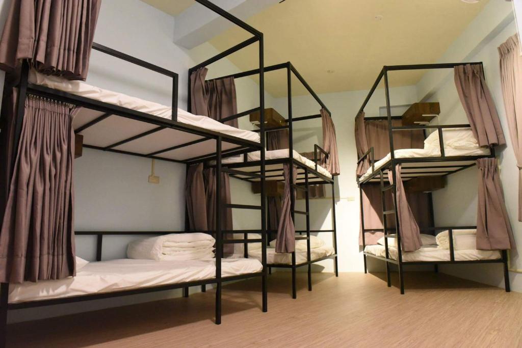 Habitación con 3 literas en un albergue en 想巷背包客棧, en Hsinchu City