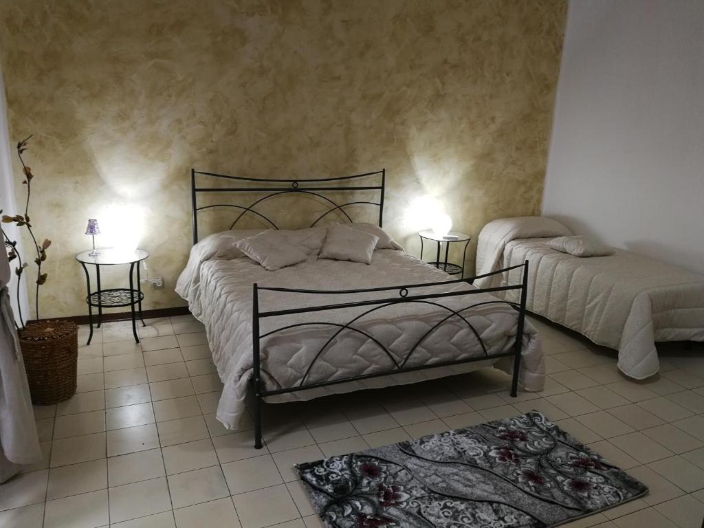 - une chambre avec 2 lits et 2 tables avec des lampes dans l'établissement La casa di Joseph, à Catane