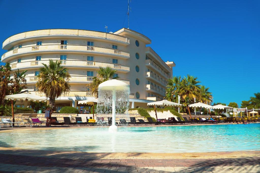 Bazén v ubytování Grand Hotel Dei Cavalieri nebo v jeho okolí