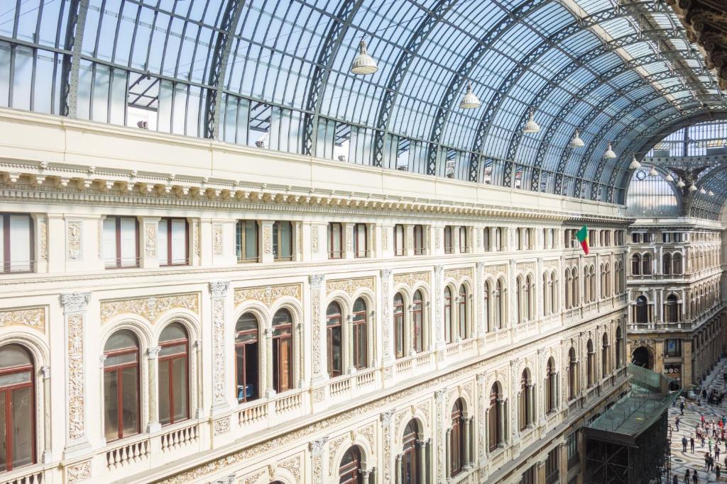 ナポリにあるEugenia e Donatoの商店街のガラス天井の大きな建物