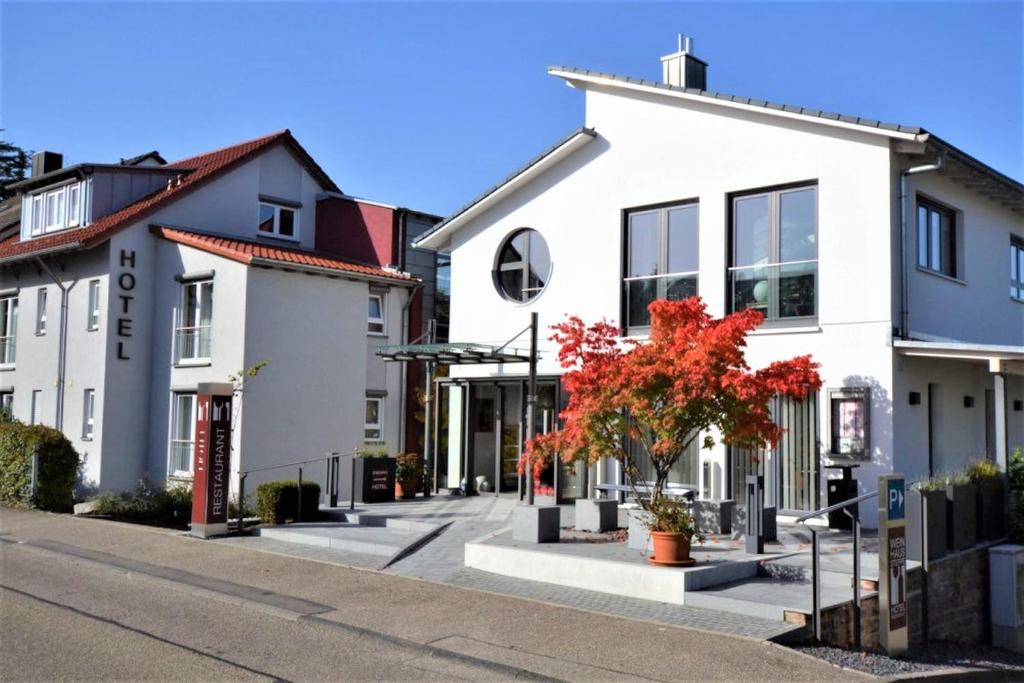 eine Reihe weißer Gebäude auf einer Straße in der Unterkunft Hotel-Weinstube Weinhaus Steppe in Waldbronn