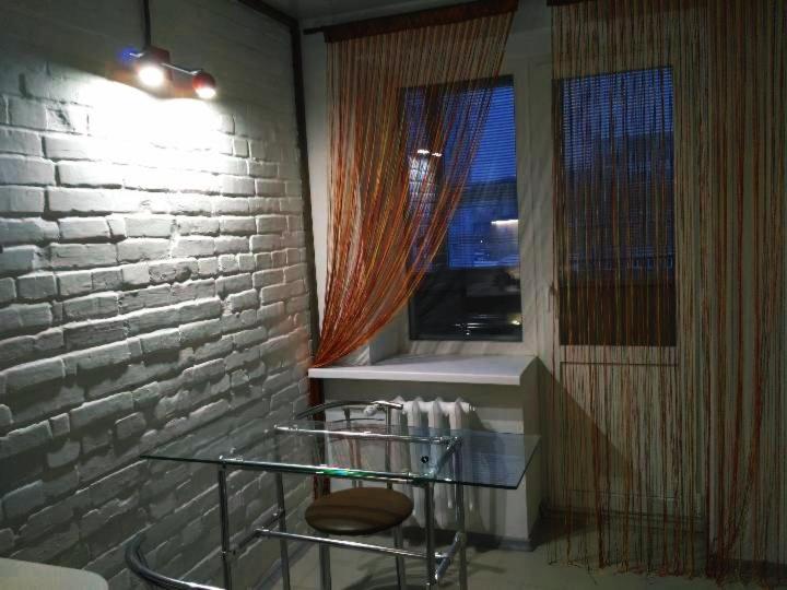 La salle de bains est pourvue d'un sèche-serviettes et d'une fenêtre. dans l'établissement Apartment Poltava, à Poltava