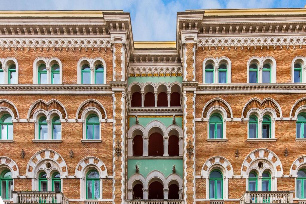 un edificio de ladrillo con muchas ventanas en Casa Veneziana, en Rijeka