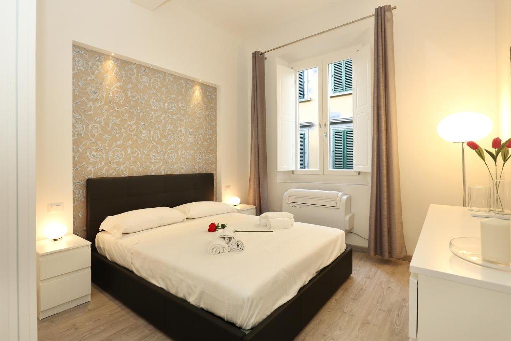フィレンツェにあるCristina Suiteのベッドルーム(大型ベッド1台、窓付)