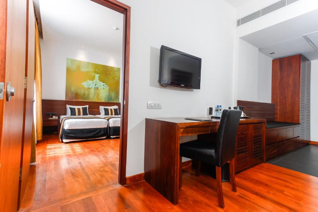 TV a/nebo společenská místnost v ubytování Renuka City Hotel