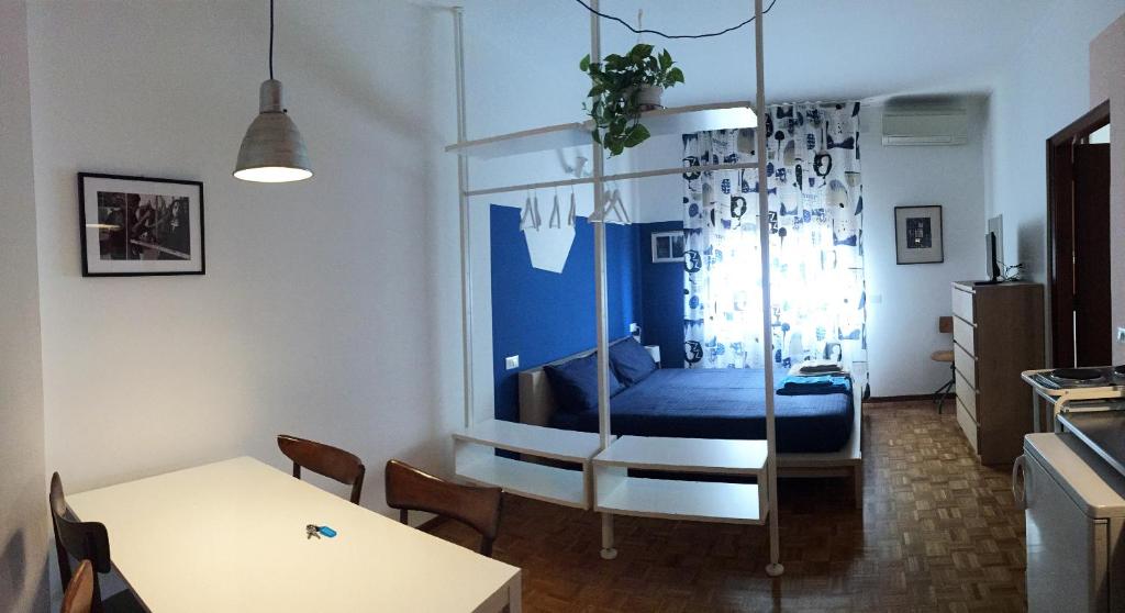 Habitación con habitación acristalada con cama y mesa en Up to four, en Milán