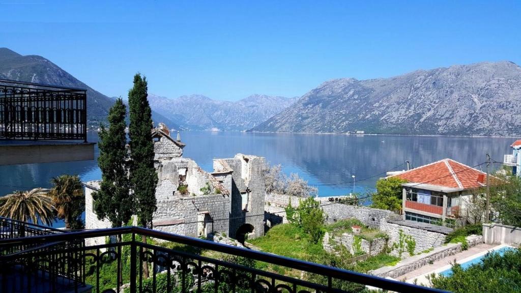 uitzicht op een watermassa vanaf een balkon bij Apartments Coral in Kotor